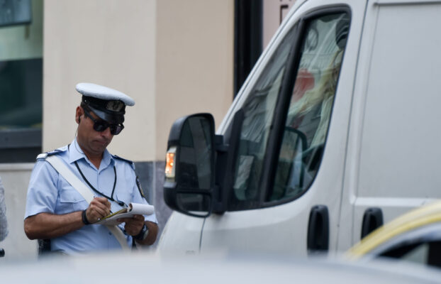Οδηγός χωρίς δίπλωμα: οδηγός ή επιχείρηση φέρει την ευθύνη;